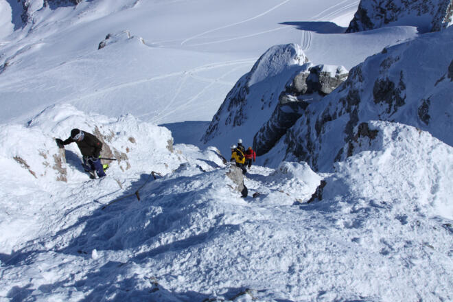 Der Ausstieg aus dem steilen Schneefeld am Ende des Randkluftklettersteiges