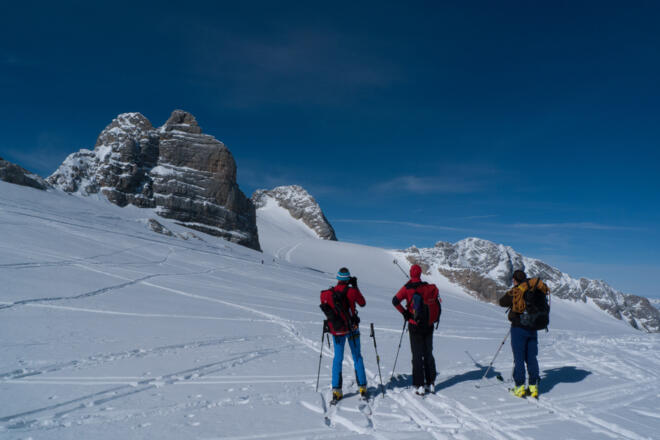Blick vom Gjaidsteinsattel zu den Dirndln (dahinter der Hohe Dachtein verdeckt) und rechts der Niedere Dachstein