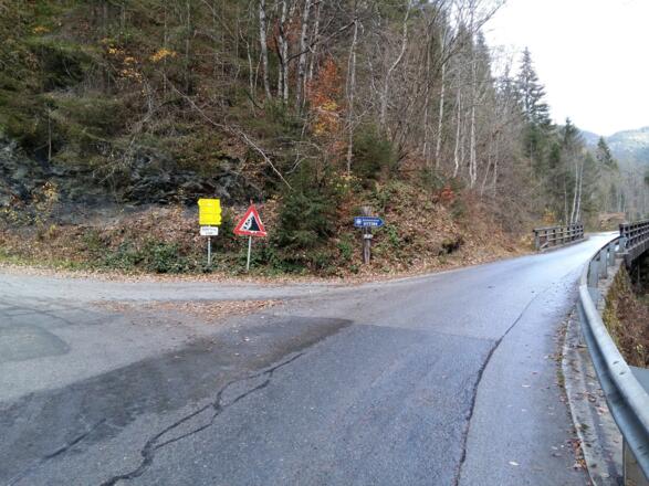Güterweg Schwarzenbach gerade aus in Richtung Jausenstation Ottino