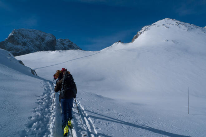 Links der Koppenkarstein, rechts der Mitterstein und in der Mitte die kleine Hütte