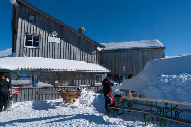 Einkehr bei der Simonyhütte, die auch im Winter bewirtschaftet ist