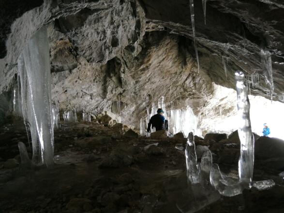 Bärenloch mit Eisskulpturen ...