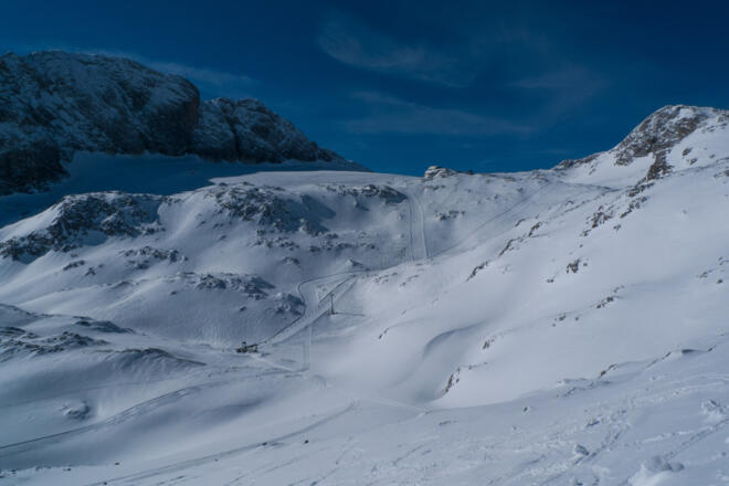 Blick von der Hütte ins Skigebiet am Schladminger Gletscher, in der Mitte die Berstation der Hunerkogelbahn