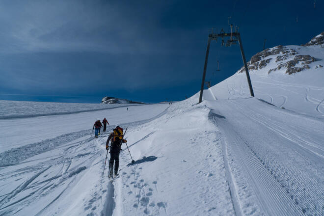 Die letzten Meter zum Gjaidsteinsattel geht es über die präparierte Skipiste