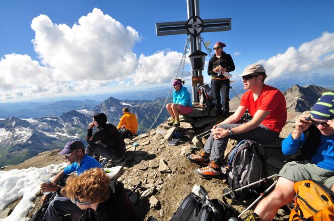 Das Große Wiesbachhorn mit 3.564 einer der höchsten Berge Österreichs - Selten sind hier so viel Bergsteiger auf einmal