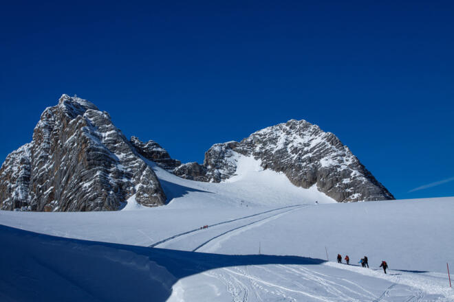 Blick zum Gipfel des Hohen Dachstein (links) und zum Niederen Dachstein (rechts)