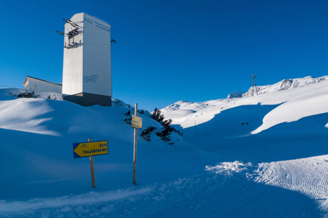 Beim Trafohaus (dahinter ist die Gjaidstation) wird angefellt, Start der Tour über die Karsthochfläche