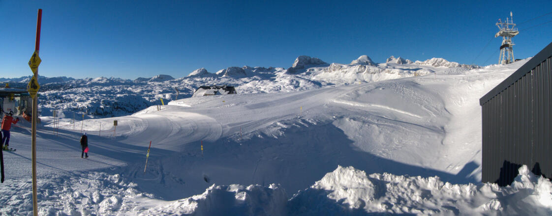 Start der Tour entlang der Piste mit Blick auf unser Ziel dem Hohen Dachstein