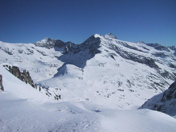 mittig der Medelzkopf vor Eiskögele und Großglockner