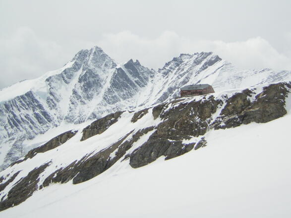 Oberwalderhütte vor dem Großglockner bei der Abfahrt am Südlichen Bockkarkees