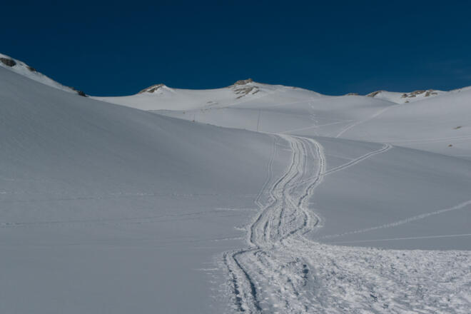 Von der Mulde am Ende des Hallstätter Gletschers versteckt sich die Simonyhütte hinter der Erhebung in Bildmitte