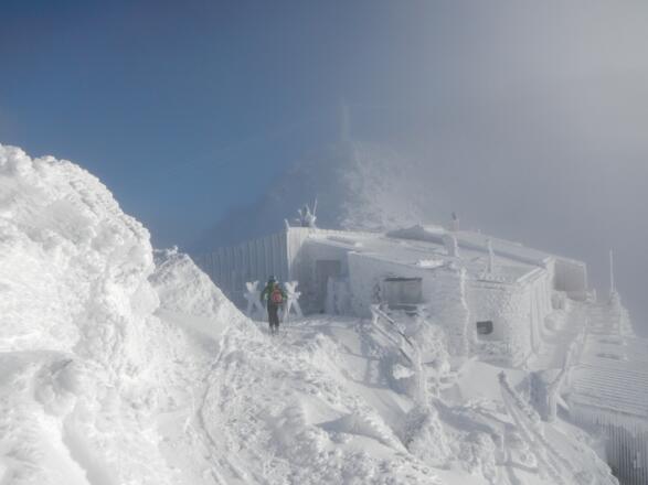 Hütte im Frostmantel