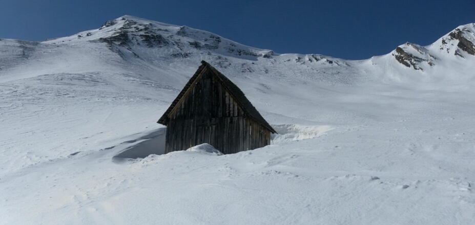 einsame Hütte mitten im Kar