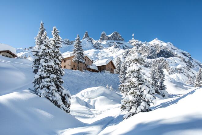 Lindauer Hütte und im Hintergrund die Drei Türme