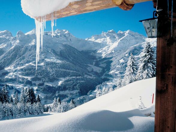 Winterlandschaft beim historischen Bergwerk in Bartholomäberg