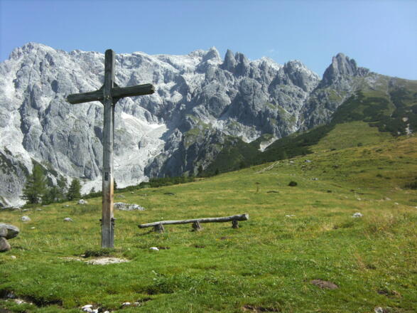 Almkreuz nahe der Erichhütte mit Blick zur Hochkönig-Südseite