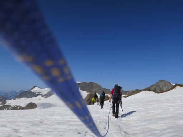 ... geht&#039;s in der Gletscherseilschaft in Richtung Müllerhütte weiter.