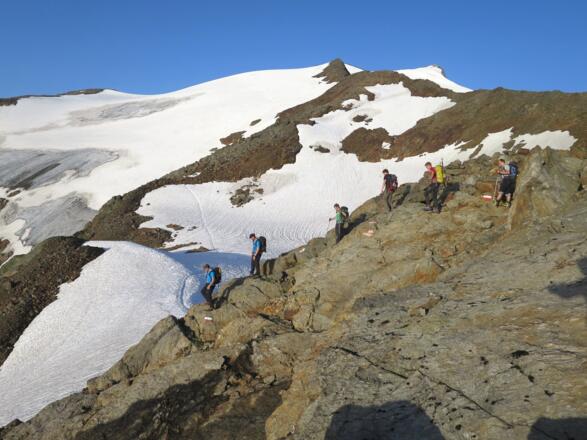 Der letzte Abschnitt des markierten Weges, dann geht&#039;s auf dem Grüblferner weiter. Rechts hinten der Gipfel.