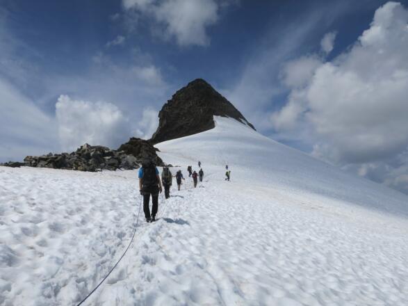 Vom Pfaffensattel hält man direkt auf das Zuckerhütl zu.