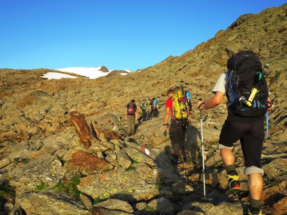 Auf halber Stecke wird erstmals der Gipfel sichtbar - links der Punkt 3222 m, rechts und noch unscheinbar der Wilde Freiger.