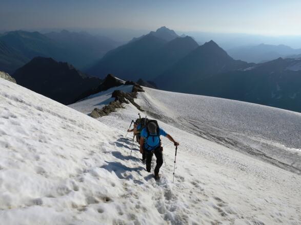 Unterwegs im Firn des Grüblferners auf ca. 3200 m. Im Hintergrund mächtig der Habicht (3277 m).