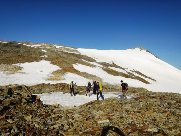 Im Gipfelbereich, links der Signalgipfel. Knapp unterhalb des Grates ist die alte, verfallene Zollhütte (!) erkennbar.