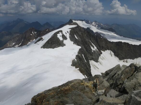 Blick gen Osten: Unten der Pfaffensattel, hinten der (unscheinbare) Wilde Paff und dahinter der Wilde Freiger.