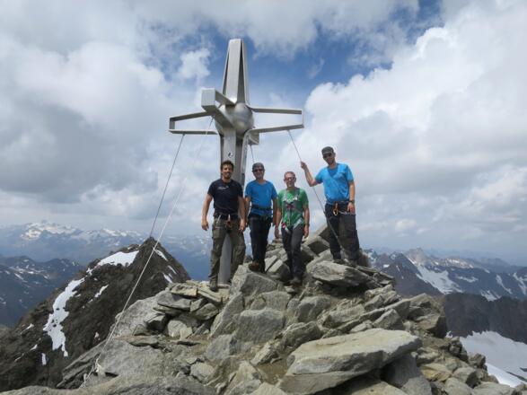 Zuckerhütl, pompöses Gipfelkreuz, stolze Gruppe.