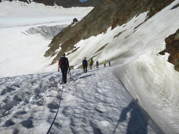 Von dem mächtigen Windkolk kann man ohne Höhenverlust zur Hütte queren. Das letzte Stück durch das Block- und Felsgelände ist markiert.
