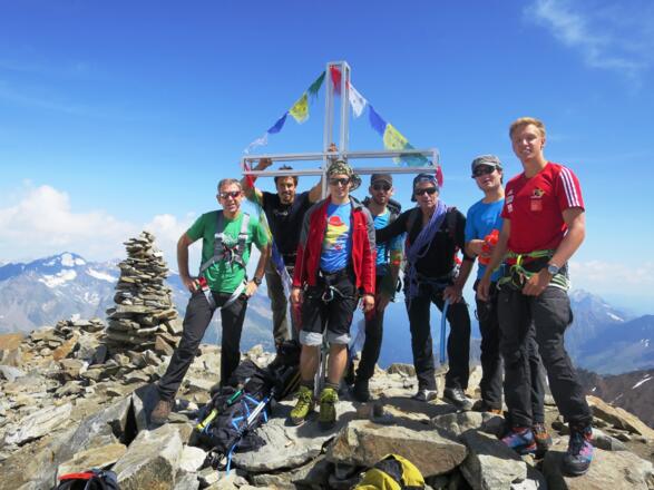 Wilder Pfaff mit Steinmann, Gipfelkreuz, Gebetsfahnen und einer stolzen Gruppe.