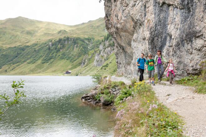 Weg am Seeufer des Tappenkarsee