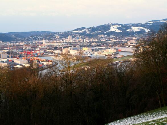 Blick zum Hafen und Pöstlingberg um 350m