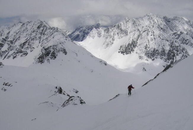 in der Gletschersteilstufe, links die Larstigscharte