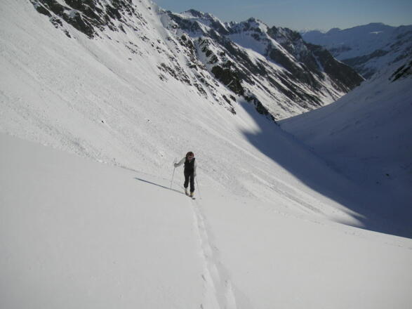steiler Zustieg ins Grüne Tatzental