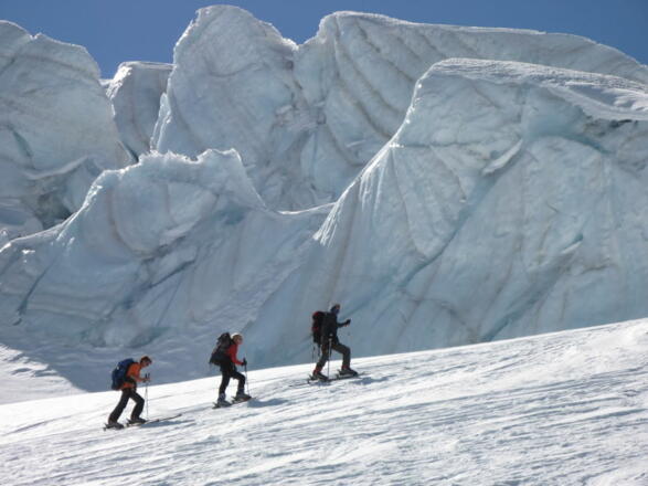 Rampe neben imposanten Seracs