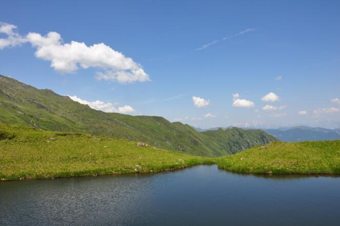 Tauerntour - Am Grat im Hintergrund verläuft der Alexander-Enzinger-Höhenweg - Eine Zustiegsalternative für den ersten Tag