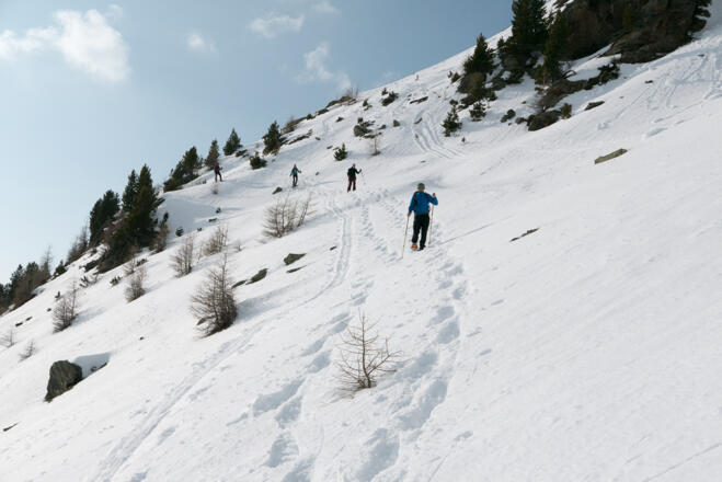 Abstieg durch steile Hänge
