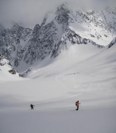 Tiefblick aus dem Gletscherbecken - rechts das Längentaljoch