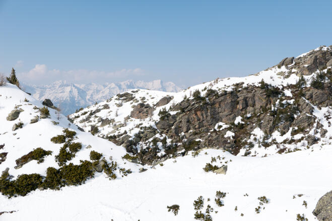durch kuppiertes Gelände geht es weiter in Richtung Viggarspitze: Rückschau auf Mieminger und Wetterstein