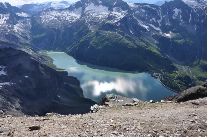 Tauerntour - Der Hochgebirgsstausee Mooserboden mit dem Heinrich-Schwaiger-Haus im Vordergrund