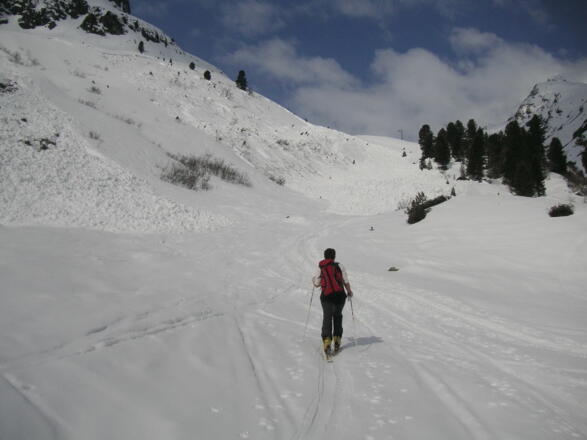 Anstieg links der Bachschlucht unter den lawinengefährdeten Steilhängen des Lüsener Fernerkogels