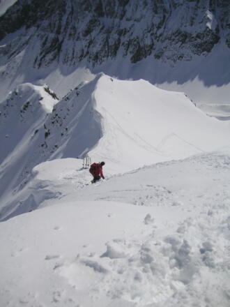 Skidepot kurz unter dem Gipfel