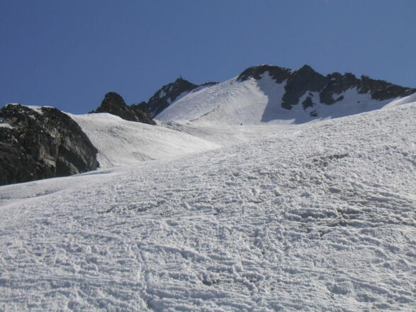 bald quert man nach links