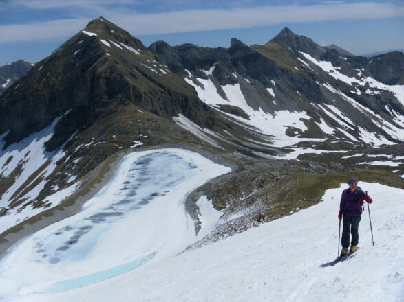 über dem Alpinskigebiet. Dahinter die Gamsleitenspitze und die Kesselspitzen