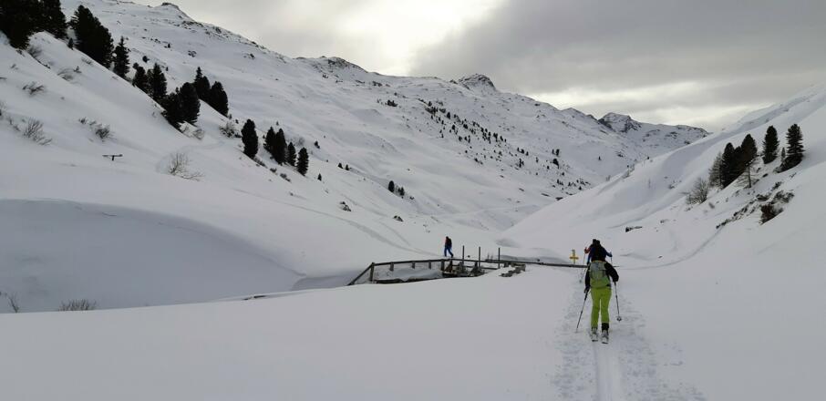 noch gut 500 m taleinwärts. Wieder über die Brücke und ...