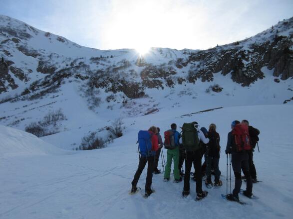 Es geht über die Zunge, die links zu sehen ist, bergauf, bevor wir zwischen Steinen und Sträuchern nach rechts queren.