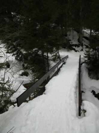 Tief verschneite Brücke, die wir überqueren