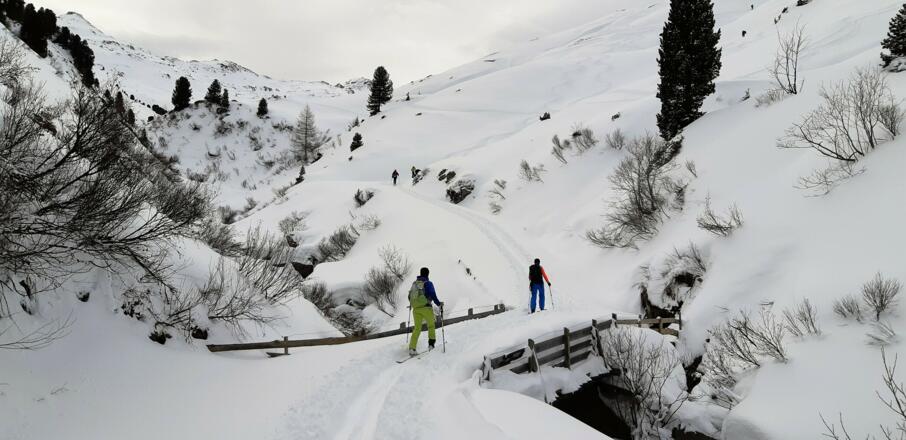 Über den Nurpensbach und nun auf der orografisch linken Talseite ...