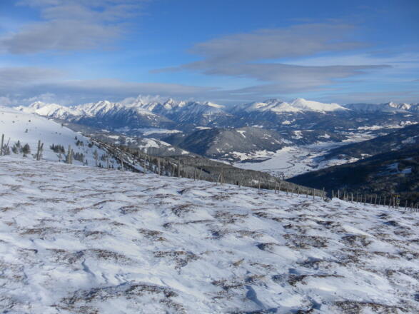 starker Windeinfluß am Rücken. Im Hintergrund die Lungauer Skiberge Gensgitsch Gumma und Preber