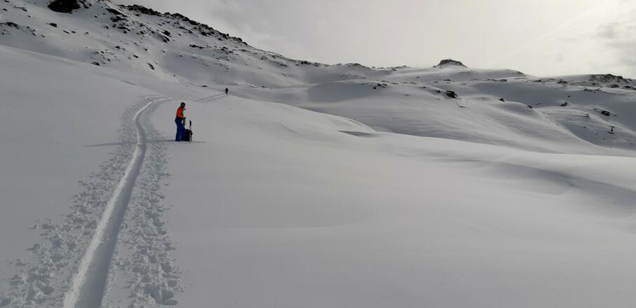 ... und immer unter 30°. Hinten der Gipfel, das markante Kreuz kann man bereits erahnen.